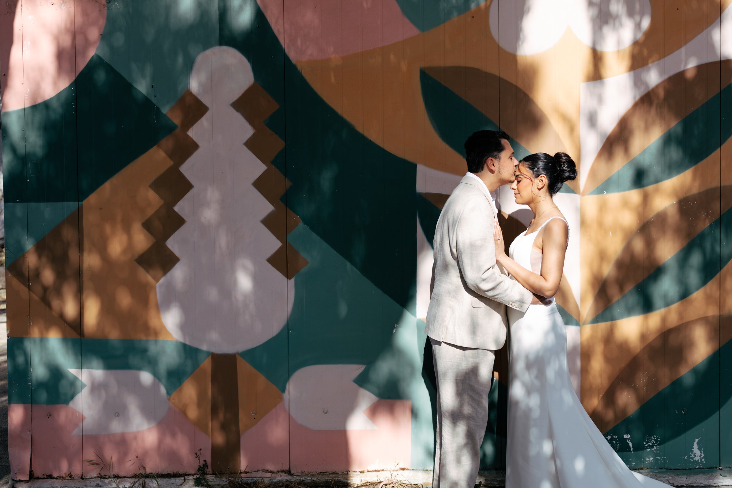 Les mariés — baiser sur le front, mariage en Israël