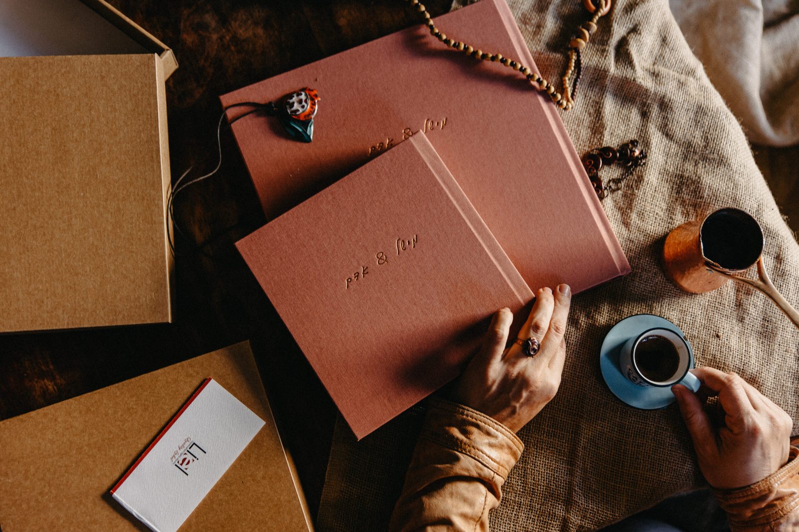 Album ouvert, lecture autour d'un café