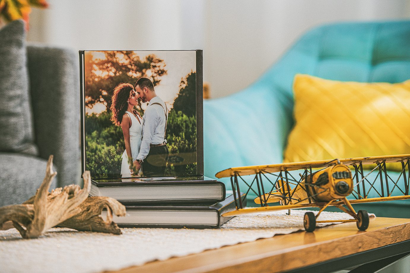 Albums ouverts sur une table en bois