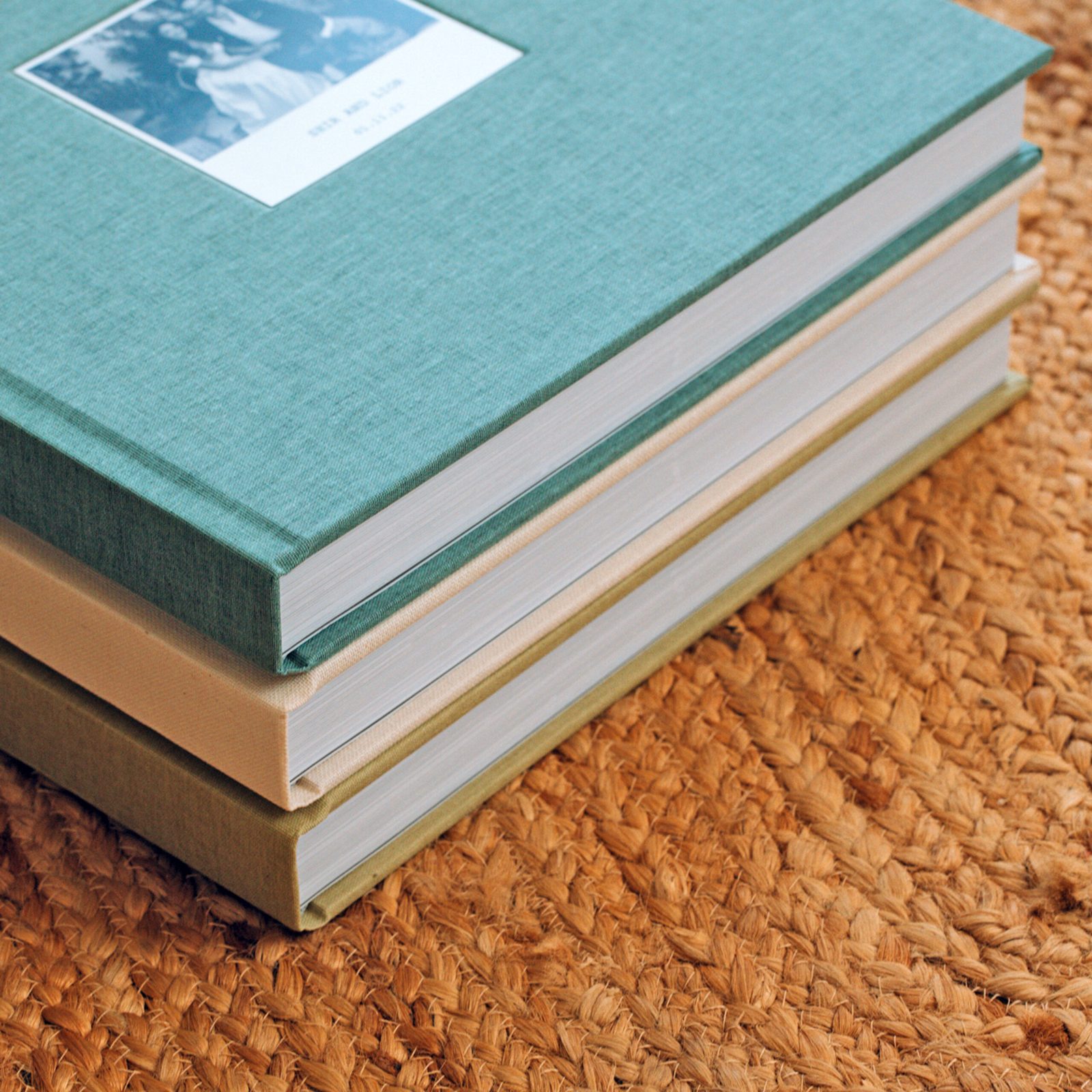 Pile d'albums en toile de lin