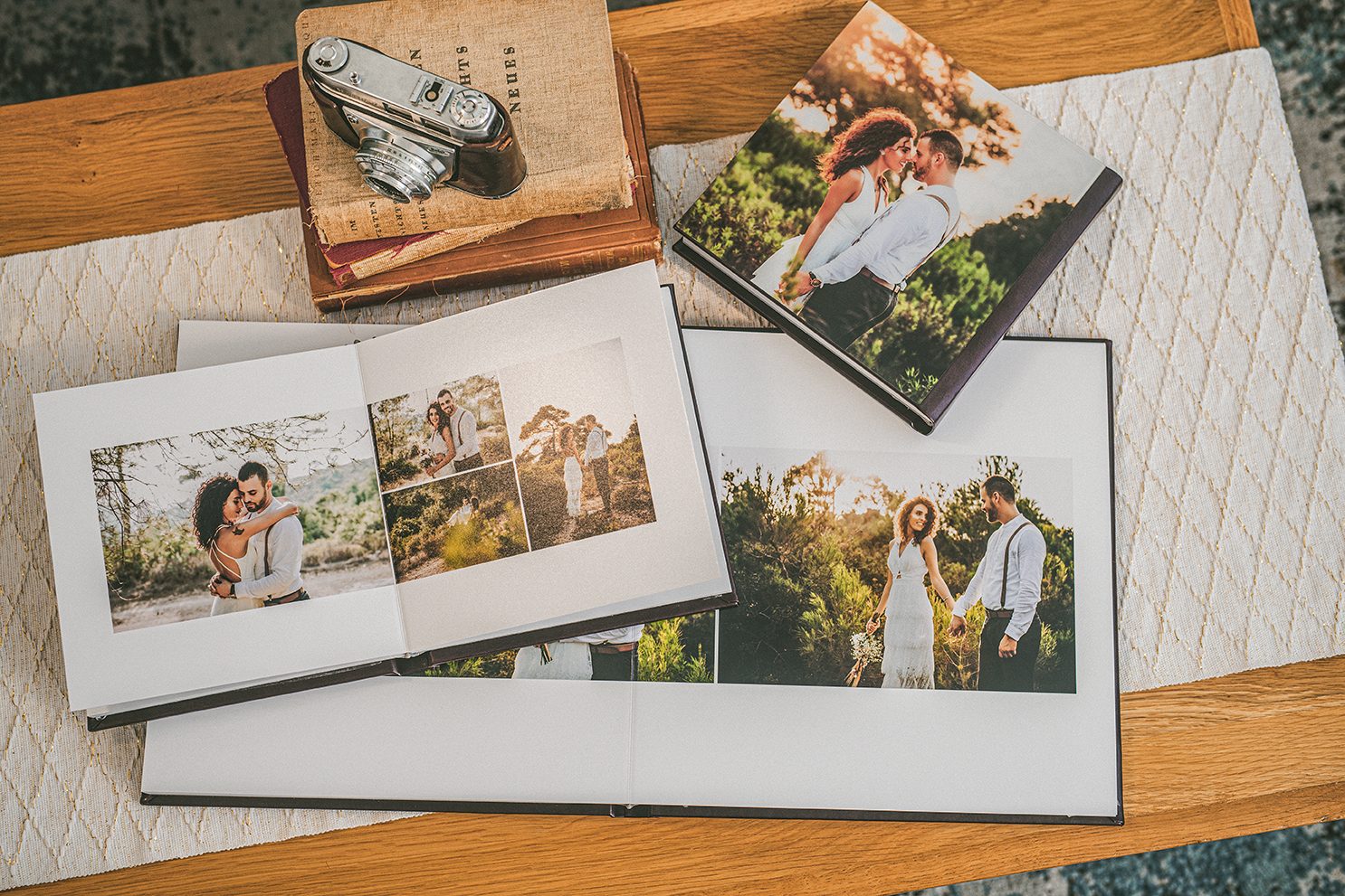 Album photo de mariage posé dans un salon