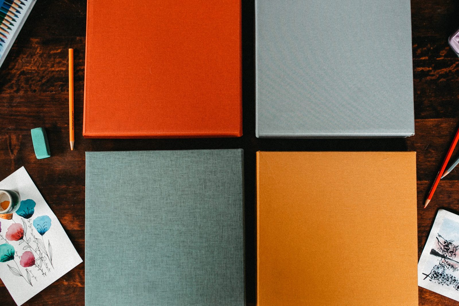Quatre toiles de lin colorées